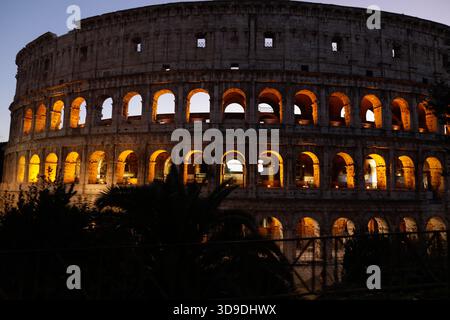 Roma, Italia - 10 gennaio 2024: Colosseo a Roma, Italia, di notte. Foto Stock