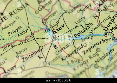 Primo piano di una mappa d'epoca incentrata su Kiev (Kiev), che mostra le principali città, il fiume Dnieper e la rete ferroviaria/stradale dell'Ucraina centrale e orientale. Foto Stock