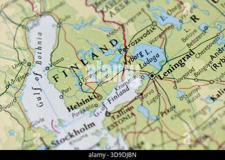 Primo piano di una mappa d'epoca che mostra la Finlandia, il Golfo di Botnia, il Golfo di Finlandia e la regione di Leningrado dell'era sovietica, evidenziando le principali città. Foto Stock