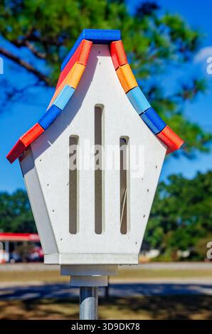 Una casa delle farfalle è raffigurata fuori dalla Satsuma Public Library, 12 novembre 2025, a Satsuma, Alabama. Case delle farfalle, chiamate anche Butterfly hubernat Foto Stock