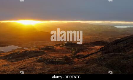 Vista aerea dell'alba sulle aspre colline Foto Stock