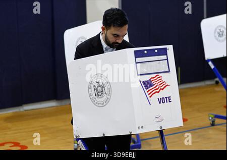 Zohran Mamdani, candidata al sindaco democratico di New York, vota il giorno delle elezioni alla Frank Sinatra School of Arts nel Queens, New York City, martedì 4 novembre 2025. Gli ultimi sondaggi mostrano che il democratico Zohran Mamdani ha una chiara guida su Andrew Cuomo e il repubblicano Curtis Sliwa. Foto di Peter Foley/UPI Foto Stock