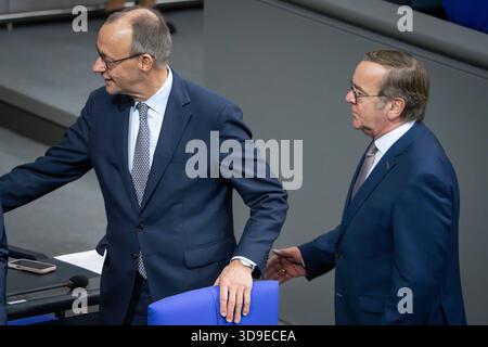 Deutscher Bundestag, 48. Plenarsitzung Bundeskanzler Friedrich Merz CDU gemeinsam mit Boris Pistorius, Bundesminister der Verteidigung auf der Regierungsbank bei der 48. Sitzung des Deutschen Bundestag a Berlino, 05.12.2025 Berlin Berlin Berlin Deutschland *** Bundestag tedesco, 48a sessione plenaria il Cancelliere federale Friedrich Merz CDU insieme a Boris Pistorius, Ministro federale della difesa sul banco di governo alla 48a sessione del Bundestag tedesco a Berlino, 05 12 2025 Berlino Berlino Germania Foto Stock