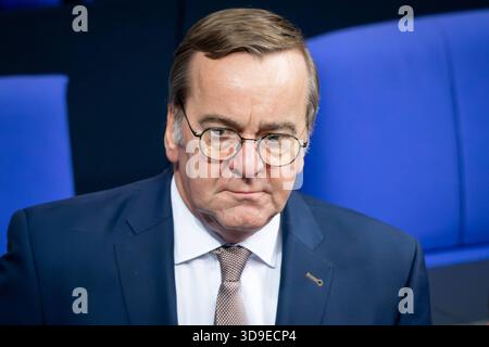 Deutscher Bundestag, 48. Plenarsitzung Boris Pistorius, Bundesminister der Verteidigung im Portrait auf der Regierungsbank bei der 48. Sitzung des Deutschen Bundestag a Berlino, 05.12.2025 Berlin Berlin Berlin Deutschland *** Bundestag tedesco, 48a sessione plenaria Boris Pistorius, Ministro federale della difesa in ritratto sul banco di governo alla 48a sessione del Bundestag tedesco a Berlino, 05 12 2025 Berlino Berlino Germania Foto Stock