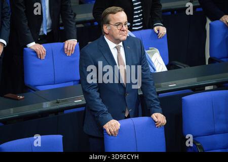 Deutscher Bundestag, 48. Plenarsitzung Boris Pistorius, Bundesminister der Verteidigung im Portrait auf der Regierungsbank bei der 48. Sitzung des Deutschen Bundestag a Berlino, 05.12.2025 Berlin Berlin Berlin Deutschland *** Bundestag tedesco, 48a sessione plenaria Boris Pistorius, Ministro federale della difesa in ritratto sul banco di governo alla 48a sessione del Bundestag tedesco a Berlino, 05 12 2025 Berlino Berlino Germania Foto Stock