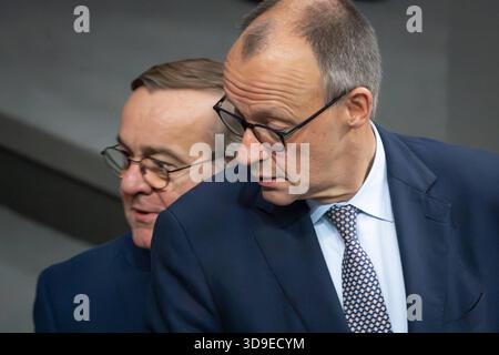 Deutscher Bundestag, 48. Plenarsitzung Bundeskanzler Friedrich Merz CDU gemeinsam mit Boris Pistorius, Bundesminister der Verteidigung auf der Regierungsbank bei der 48. Sitzung des Deutschen Bundestag a Berlino, 05.12.2025 Berlin Berlin Berlin Deutschand *** Bundestag tedesco, 48a sessione plenaria il Cancelliere federale Friedrich Merz CDU insieme a Boris Pistorius, Ministro federale della difesa sul banco di governo alla 48a sessione del Bundestag tedesco a Berlino, 05 12 2025 Berlino Berlino Germania Foto Stock