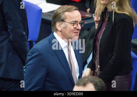 Deutscher Bundestag, 48. Plenarsitzung Boris Pistorius, Bundesminister der Verteidigung im Vorfeld der 48. Sitzung des Deutschen Bundestag a Berlino, 05.12.2025 Berlin Berlin Berlin Deutschland *** Bundestag tedesco, 48a sessione plenaria Boris Pistorius, ministro federale della difesa in vista della 48a sessione del Bundestag tedesco a Berlino, 05 12 2025 Berlino Berlino Germania Foto Stock