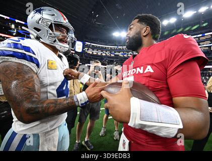 Il quarterback dei Dallas Cowboys Dak Prescott si lega al quarterback degli Arizona Cardinals Jacoby Brissett dopo la loro partita all'AT&T Stadium di Arlington, Texas, lunedì 3 novembre 2025. I Cardinals sconfissero i Cowboys 27-17. Foto di Ian Halperin/UPI Foto Stock