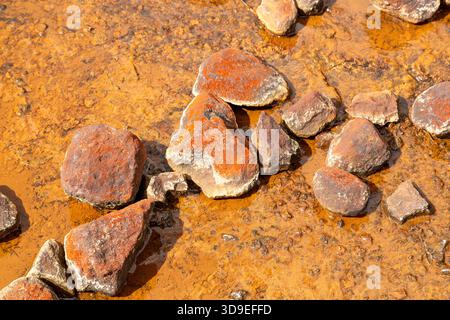 Le rocce ricche di ferro sulla passeggiata ad anello di Silica Springs / Rapids, il Parco Nazionale di Tongariro, l'Isola del Nord, la nuova Zelanda Foto Stock