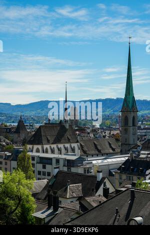 Vista panoramica dello storico skyline della città vecchia di Zurigo (Altstadt) con la guglia verde della Predigerkirche e le torri gemelle della chiesa di Grossmunster Foto Stock