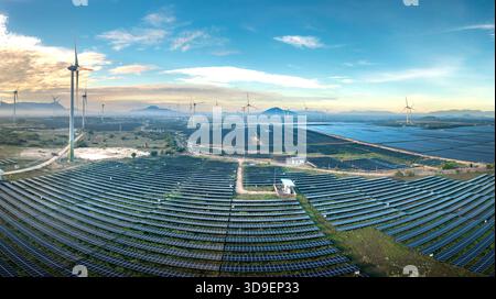 Provincia di Ninh Thuan, Vietnam - 22 agosto 2025: Energia rinnovabile - energia eolica e solare nella provincia di Ninh Thuan, Vietnam Foto Stock