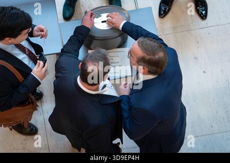 Deutscher Bundestag, 48. Plenarsitzung Boris Pistorius, Bundesminister der Verteidigung bei der namentlichen Abstimmung zum Thema Wehrdienst-Modernisierungsgesetz bei der 48. Sitzung des Deutschen Bundestag a Berlino, 05.12.2025 Berlin Berlin Deutschland *** Bundestag tedesco, 48a sessione plenaria Boris Pistorius, ministro federale della difesa durante la votazione per appello nominale sulla legge di modernizzazione dei servizi militari alla 48a sessione del Bundestag tedesco a Berlino, 05 12 2025 Berlino Berlino Germania Foto Stock