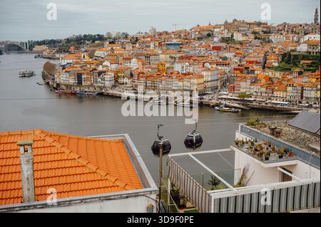 Porto Ribeira e fiume Douro, Serra do Pilar con funivia Gaia Foto Stock