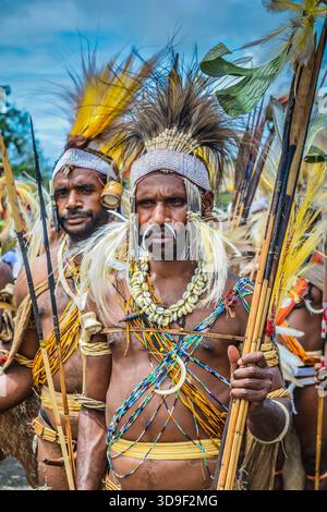 Uomo tribale apuano che indossa il tradizionale copricapo e tiene l'arco in cerimonia culturale Foto Stock
