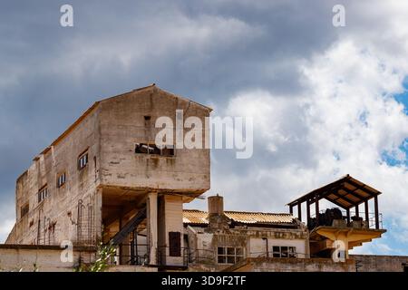 Vista completa del complesso industriale abbandonato sotto le nuvole Foto Stock