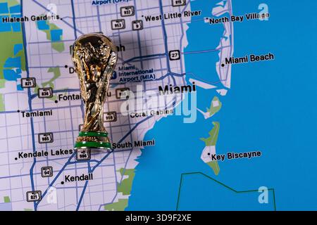 23 novembre 2025, Stati Uniti. Gold Cup sullo sfondo di una mappa di Miami, una delle città che ospitano la Coppa del mondo FIFA 2026 Foto Stock