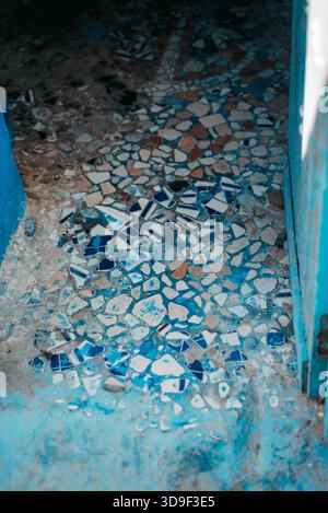 Colorato pavimento in mosaico di piastrelle rotte a Taghazout, Marocco Foto Stock