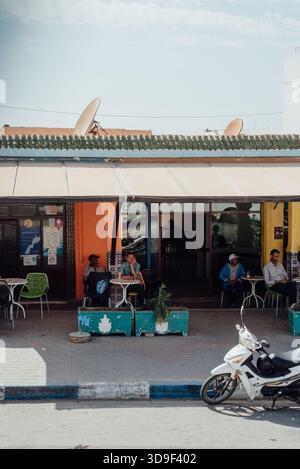 Uomini seduti fuori dal locale Café in Street ad Awrir, Marocco Foto Stock