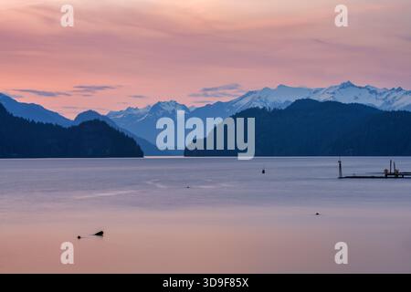 Harrison Lake sunset with snow capped mountains in British Columbia Foto Stock