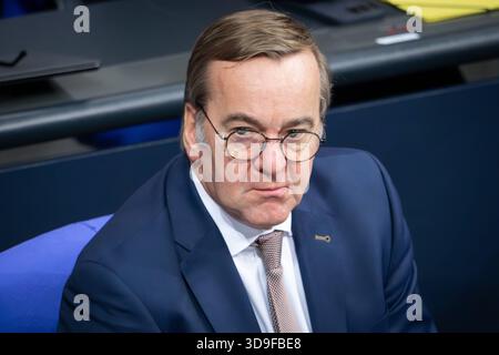 Deutscher Bundestag, 48. Plenarsitzung Boris Pistorius, Bundesminister der Verteidigung im Portrait auf der Regierungsbank bei der 48. Sitzung des Deutschen Bundestag a Berlino, 05.12.2025 Berlin Berlin Berlin Deutschland *** Bundestag tedesco, 48a sessione plenaria Boris Pistorius, Ministro federale della difesa in ritratto sul banco di governo alla 48a sessione del Bundestag tedesco a Berlino, 05 12 2025 Berlino Berlino Germania Foto Stock