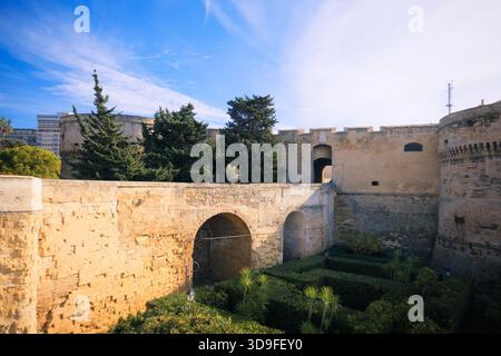 Ponte d'ingresso al castello aragonese di taranto, sullo sfondo della città moderna, in una soleggiata mattinata d'autunno. Foto Stock