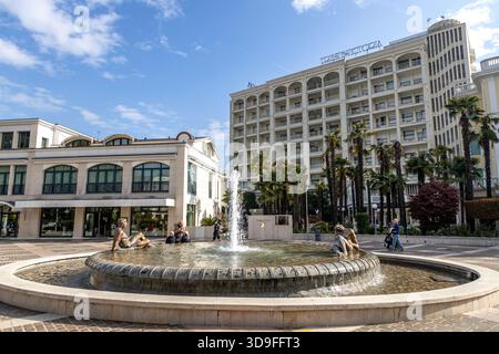Abano Terme, Italia - 29 ottobre 2025: Veduta della fontana centrale con sculture nella piazza del paese Foto Stock