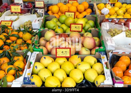 Abano Terme, Italia - 29 ottobre 2025: Mele fresche, mandarini, arance e altri frutti esposti in vendita presso un mercato locale Foto Stock