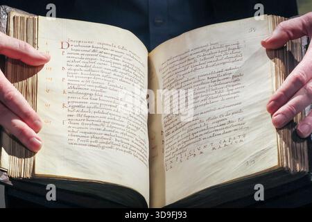 Londra, Regno Unito. 5 dicembre 2025. Il personale di Christie con un raro libro evangelico del X secolo legato ad uno scriptorium femminile. Stima: £700.000-1.000.000. La promozione Christie's Valuable Books & Manuscripts, parte della Classic Week, si terrà il 10 dicembre 2025. Crediti: Imageplotter/Alamy Live News Foto Stock