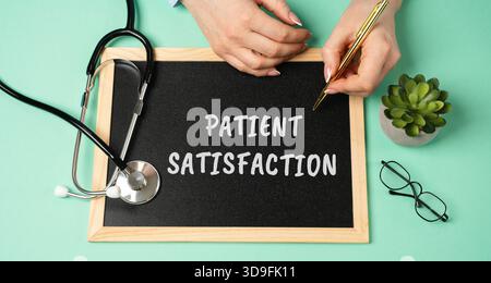 Soddisfazione del paziente nel concetto medico. Assistenza sanitaria di qualità, fiducia tra medici e pazienti, esperienza ospedaliera positiva e me incentrato sul paziente Foto Stock