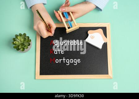 Concetto di mutuo tasso regolabile. mostra un prestito flessibile per la casa con tassi di interesse variabili. Immobiliare, finanza, mercato immobiliare, investimenti e mor Foto Stock