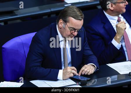 Politik - Deutscher Bundestag - 48. Bundestagssitzung 05.12.2025 Politik, Deutscher Bundestag 48. Bundestagssitzung 05.12.2025, Reichstagsgebäude Boris Pistorius Bundesminister der Verteidigung, SPD foto: Herbertz / Nico Herbertz Berlin Reichstag Berlin Deutschland *** Politics Bundestag 48 Bundestag sessione 05 12 2025 Politics, German Bundestag 48 Bundestag sessione 05 12 2025, edificio del Reichstag Boris Pistorius Ministro federale della difesa, SPD Photo Herbertz Berlin Reichstag Berlin Reichstag Berlin Reichstag Foto Stock