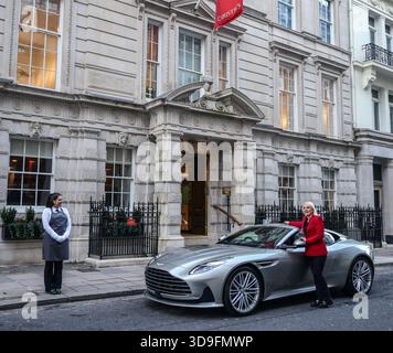 Christies Londra, Regno Unito. 5 dicembre 2025. Christies Lndon mostra la nuova Aston Marting DB12 fatta a mano con un prezzo stimato di £ 200.000-300.000 sarà asta con procedimenti in beneficenza.Paul Quezada-Neiman/Alamy Live News crediti: Paul Quezada-Neiman/Alamy Live News Foto Stock