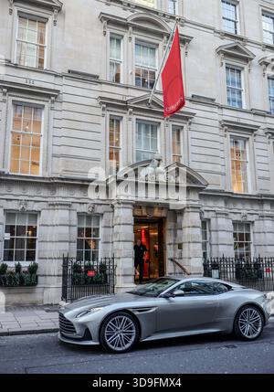 Christies Londra, Regno Unito. 5 dicembre 2025. Christies Lndon mostra la nuova Aston Marting DB12 fatta a mano con un prezzo stimato di £ 200.000-300.000 sarà asta con procedimenti in beneficenza.Paul Quezada-Neiman/Alamy Live News crediti: Paul Quezada-Neiman/Alamy Live News Foto Stock