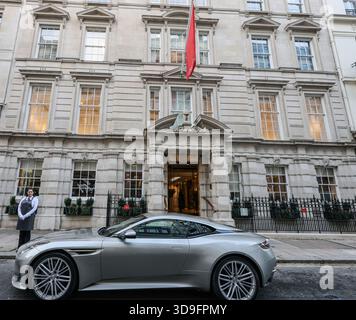 Christies Londra, Regno Unito. 5 dicembre 2025. Christies Lndon mostra la nuova Aston Marting DB12 fatta a mano con un prezzo stimato di £ 200.000-300.000 sarà asta con procedimenti in beneficenza.Paul Quezada-Neiman/Alamy Live News crediti: Paul Quezada-Neiman/Alamy Live News Foto Stock