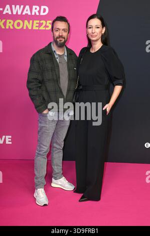 Pinar Atalay mit Ehemann Reha Omayer bei der 26. Verleihung der 1Corona dal vivo 2025 im Lokschuppen. Bielefeld, 04.12.2025 *** Pinar Atalay con il marito Reha Omayer alla cerimonia di premiazione 26 della 1Live Krone 2025 nella Lokschuppen Bielefeld, 04 12 2025 foto:xGeisler-Fotopress/Kubelkax geislerfp krone2025 5386 Foto Stock