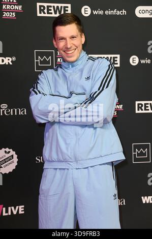 Björn von Morgenstern bei der 26. Verleihung der 1Corona dal vivo 2025 im Lokschuppen. Bielefeld, 04.12.2025 *** Björn von Morgenstern alla cerimonia di premiazione 26 della 1Live Krone 2025 nella Lokschuppen Bielefeld, 04 12 2025 foto:xGeisler-Fotopress/Kubelkax geislerfp krone2025 5372 Foto Stock