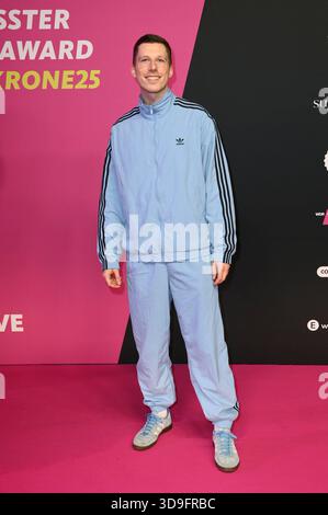 Björn von Morgenstern bei der 26. Verleihung der 1Corona dal vivo 2025 im Lokschuppen. Bielefeld, 04.12.2025 *** Björn von Morgenstern alla cerimonia di premiazione 26 della 1Live Krone 2025 nella Lokschuppen Bielefeld, 04 12 2025 foto:xGeisler-Fotopress/Kubelkax geislerfp krone2025 5366 Foto Stock