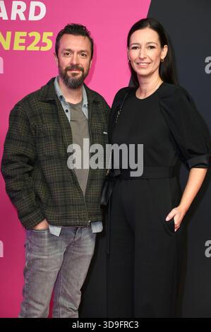 Pinar Atalay mit Ehemann Reha Omayer bei der 26. Verleihung der 1Corona dal vivo 2025 im Lokschuppen. Bielefeld, 04.12.2025 *** Pinar Atalay con il marito Reha Omayer alla cerimonia di premiazione 26 della 1Live Krone 2025 nella Lokschuppen Bielefeld, 04 12 2025 foto:xGeisler-Fotopress/Kubelkax geislerfp krone2025 5390 Foto Stock