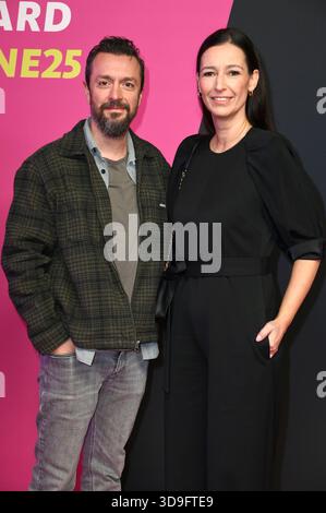 Pinar Atalay mit Ehemann Reha Omayer bei der 26. Verleihung der 1Corona dal vivo 2025 im Lokschuppen. Bielefeld, 04.12.2025 anni Foto Stock