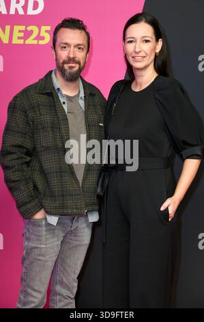 Pinar Atalay mit Ehemann Reha Omayer bei der 26. Verleihung der 1Corona dal vivo 2025 im Lokschuppen. Bielefeld, 04.12.2025 anni Foto Stock