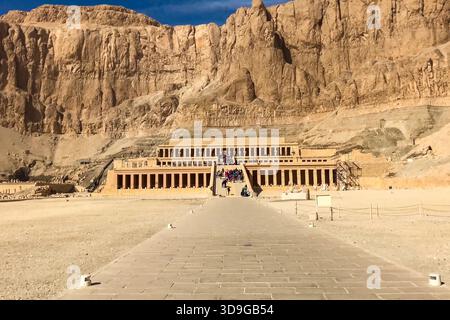 Giza complesso museale, Egitto - 27 agosto 2017: Edifici e colonne di antichi Egiziani megaliti. Le antiche rovine di edifici egiziano Foto Stock