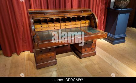 Londra, Regno Unito. 5 dicembre 2025. La scrivania di J.R.R. Tolkien, presso la quale l'autore britannico presumibilmente revisionò e completò il suo romanzo "il Signore degli anelli", sarà esposta a Londra. Sarà venduto come parte dell'asta "Groundbreakers: Icons of Our Time" al Christie's di Londra l'11 dicembre 2025. Crediti: Philip Dethlefs/dpa/Alamy Live News Foto Stock