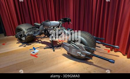 Londra, Regno Unito. 5 dicembre 2025. L'iconica motocicletta del supereroe Batman dei film "il Cavaliere Oscuro" e "il Cavaliere Oscuro sorge" sarà in mostra a Londra. Sarà messo all'asta nell'ambito dell'asta "Groundbreakers: Icons of Our Time" al Christie's di Londra l'11 dicembre 2025. Crediti: Philip Dethlefs/dpa/Alamy Live News Foto Stock