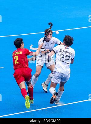 Chennai, Tamil Nadu, India. 5 dicembre 2025. Giocatori provenienti da Spagna e nuova Zelanda in azione durante la FIH Hockey Men's Junior World Cup a Chennai, Tamil Nadu, India. La Spagna ha sconfitto la nuova Zelanda 4:3. (Credit Image: © Seshadri Sukumar/ZUMA Press Wire) SOLO PER USO EDITORIALE! Non per USO commerciale! Foto Stock