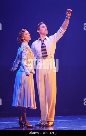 Londra, Regno Unito. 5 dicembre 2025. I ballerini di "The Red Shoes" di Matthew Bourne eseguono una sezione della doppia produzione vincitrice del premio Olivier, mentre torna per una stagione natalizia al Sadler's Wells in vista di un tour britannico del decimo anniversario. È valido fino al 18 gennaio 2026. Scena 1 coppia 1 Ashley Shaw/Reece Causton, coppia 2 Cordelia Braithwaite/Andy Monaghan. Scena DUE coppia 1 Ashley Shaw, Liam Mower, coppia 2 Cordelia Braithwaite/Glenn Graham. Crediti: Imageplotter/Alamy Live News Foto Stock