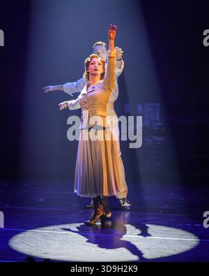 Londra, Regno Unito. 5 dicembre 2025. I ballerini di "The Red Shoes" di Matthew Bourne eseguono una sezione della doppia produzione vincitrice del premio Olivier, mentre torna per una stagione natalizia al Sadler's Wells in vista di un tour britannico del decimo anniversario. È valido fino al 18 gennaio 2026. Scena 1 coppia 1 Ashley Shaw/Reece Causton, coppia 2 Cordelia Braithwaite/Andy Monaghan. Scena DUE coppia 1 Ashley Shaw, Liam Mower, coppia 2 Cordelia Braithwaite/Glenn Graham. Crediti: Imageplotter/Alamy Live News Foto Stock