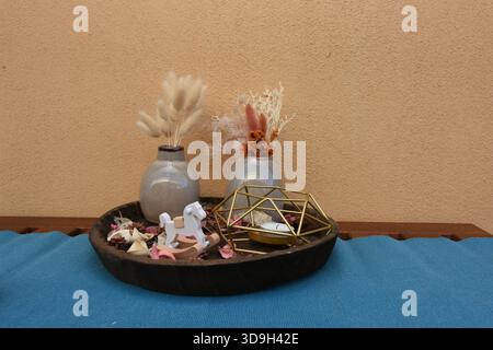 mostra oggetti che impreziosiscono gli angoli della casa Foto Stock