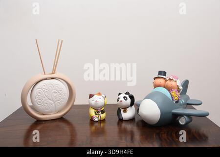 mostra oggetti che impreziosiscono gli angoli della casa Foto Stock