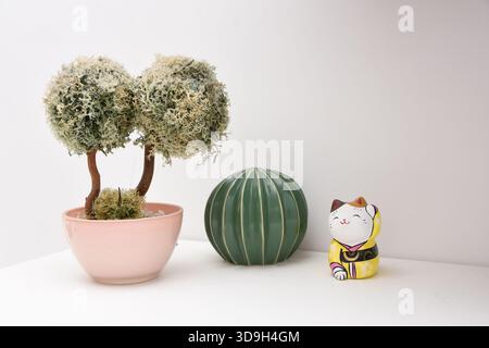 mostra oggetti che impreziosiscono gli angoli della casa Foto Stock