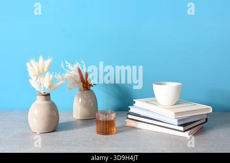 mostra oggetti che impreziosiscono gli angoli della casa Foto Stock